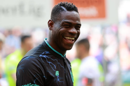 Mario Balotelli joins Genoa in Serie A return