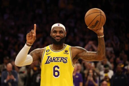 LeBron James makes history with fourth consecutive triple-double in Lakers win