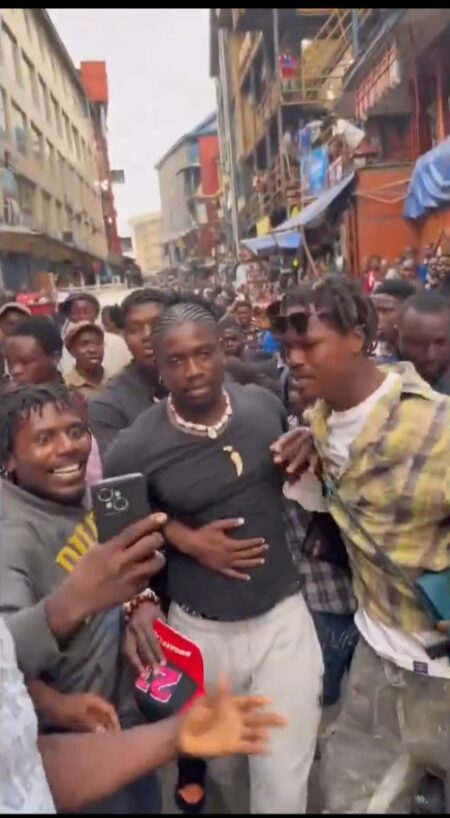 VeryDarkMan mobbed by fans on Lagos streets