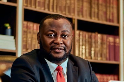 Pelumi Olajengbesi receiving the Prominent People’s Award from Ajibola Afolayan, recognising his significant contributions to the Nigerian legal profession.