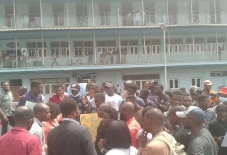 UI medical students disrupt FG, UCH meeting over 100-day power outage Student from UI protesting at the health facility