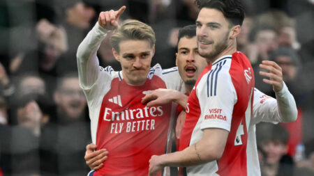 Five-star Arsenal trash Man City, keep title hope alive