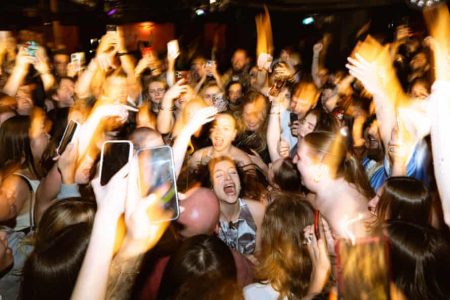 Lorde surprises fans by crashing Sydney club night in her honor Lorde