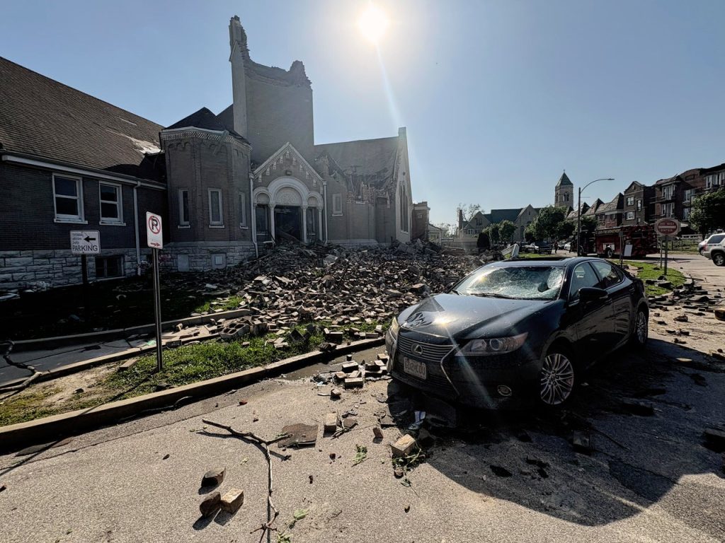 Storms sweep Midwest, leaving 21 dead