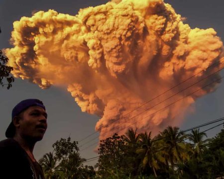 Volcanic eruption grounds Bali flights as Indonesia issues highest alerts Volcanic eruption
