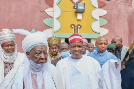 “If an Emir can kneel, I would kneel for you” — Emir of Daura on Kwankwaso Emir of Daura praises Senator Kwankwaso, saying he would kneel for him if tradition allowed.