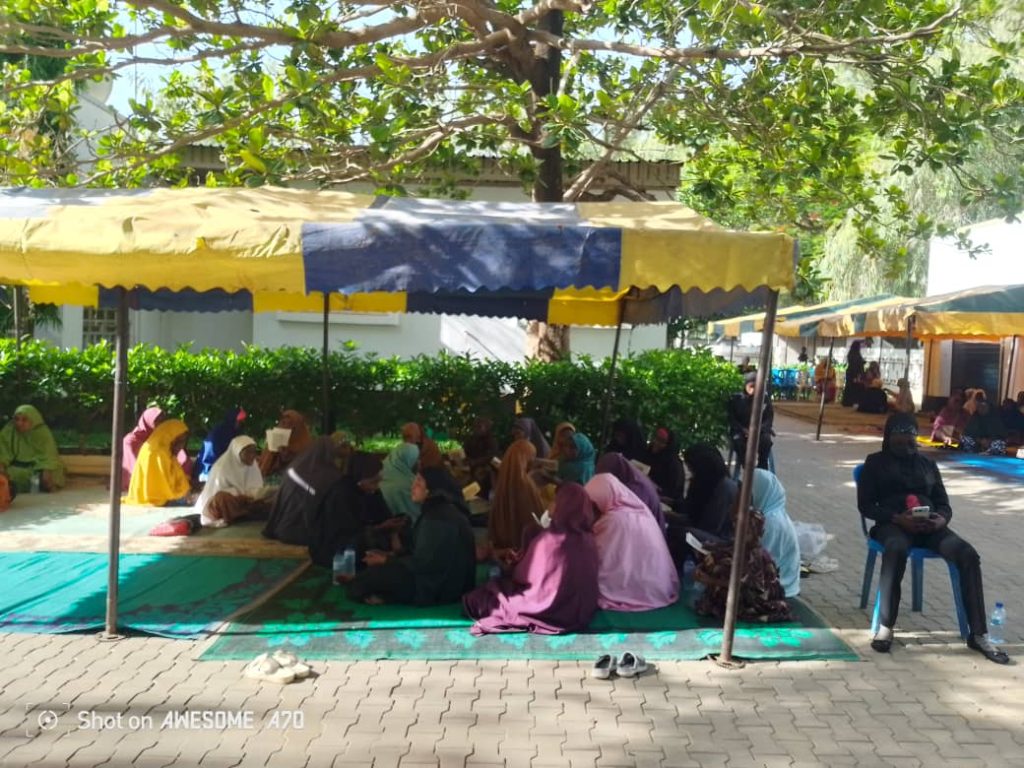 Mourners besiege Buhari's residence in Daura