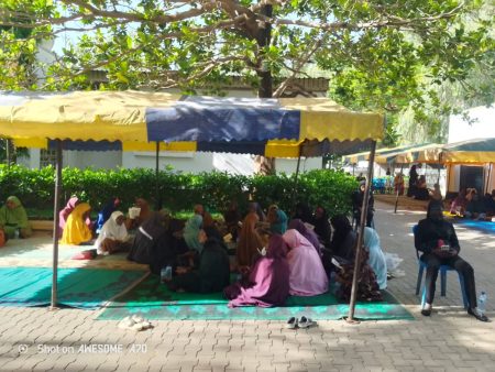 Mourners besiege Buhari's residence in Daura