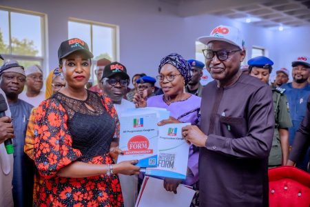 “I’ll keep making you proud”, says Oyebanji as EKSU alumni give him APC nomination forms Ekiti State University (EKSU) Alumni Association presenting the forms to Governor Biodun Oyebanji