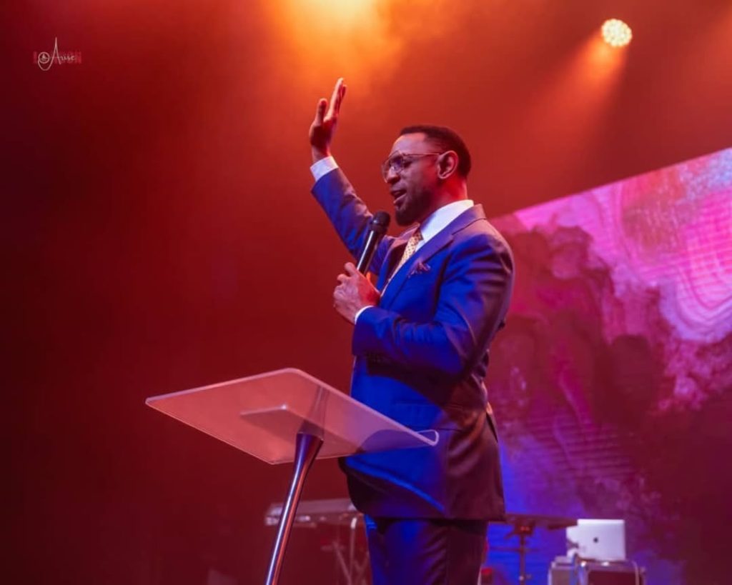 COZA Pastor sparks outcry over comments on Apostle Babalola’s wealth Pastor Biodun Fatoyinbo addressing a congregation amid controversy over his remarks on Apostle Babalola.