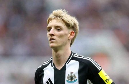 Gordon apologises to Newcastle teammates, others for Liverpool’s red card Anthony Gordon