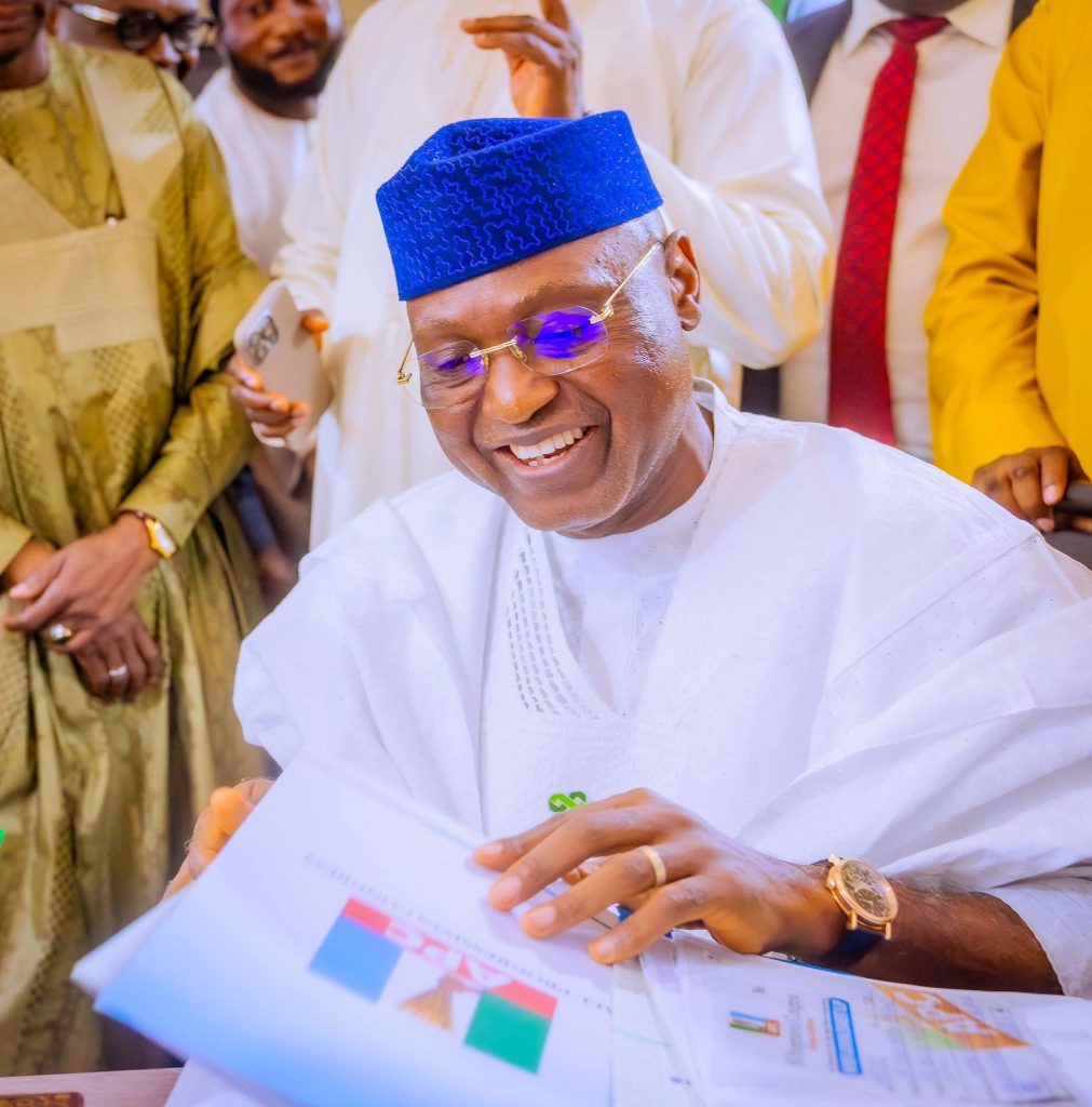 Biodun Oyebanji with his nomination form