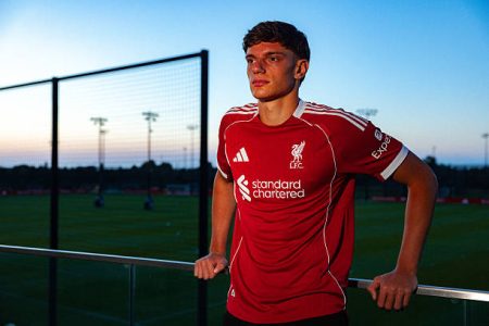 Liverpool’s Giovanni Leoni faces year out with ACL injury Liverpool’s £26m defender Giovanni Leoni out for a year with ACL injury suffered on debut vs Southampton, leaving Slot with just three centre-backs.