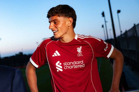 Leoni suffers ACL injury on debut Liverpool defender Giovanni Leoni faces months out after debut ACL injury, leaving Arne Slot with just three senior centre-backs this season.