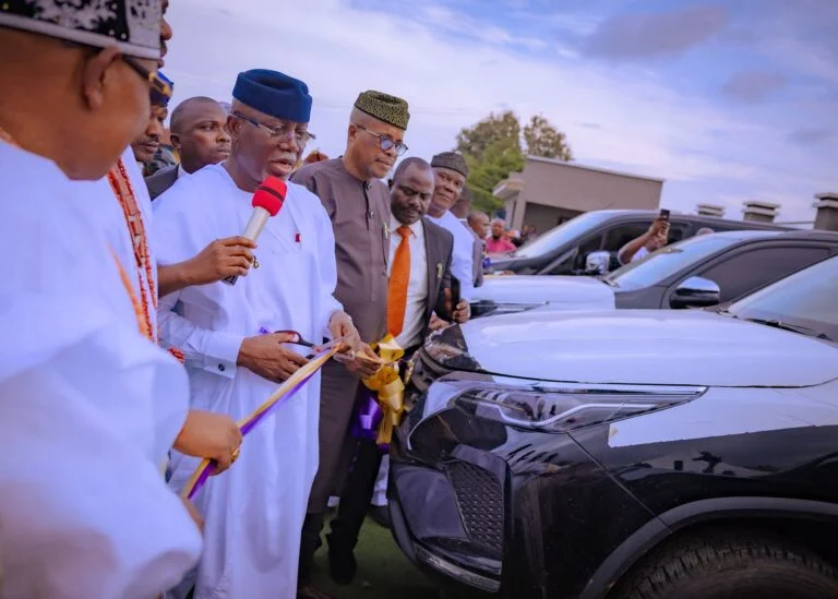 Governor Aiyedatiwa gifts SUVs to Ondo traditional rulers, pledges continued support Governor Lucky Aiyedatiwa presenting a new Toyota SUV to a traditional ruler during a ceremony in Akure, Ondo State.