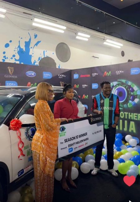 BBnaija winner, Imisi being presented her grand prize