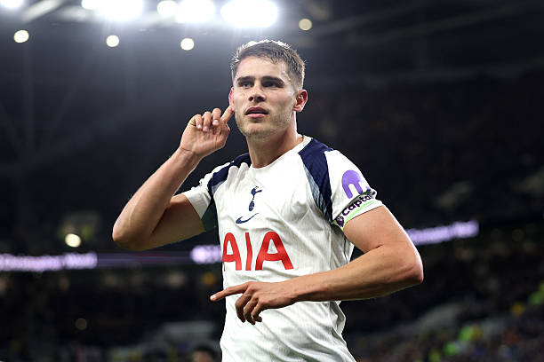 Van de Ven double fires Spurs past Everton Van de Ven’s brace and Sarr’s late goal gave Tottenham a 3-0 win at Everton, ending the Toffees’ home unbeaten run and lifting Spurs to third in the Premier League.