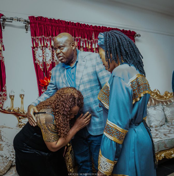 Diri mourns late deputy, vows government support for family Douye Diri visits the family of late deputy