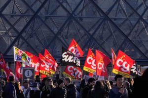 The Louvre closes as staff strike Louvre museum