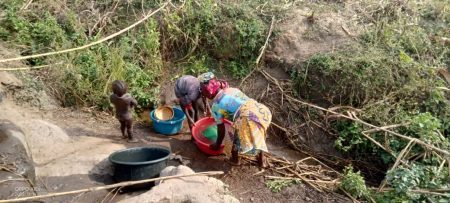 Niger community resorts to muddy puddles as water sources dry up