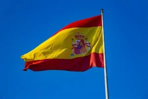 Spain moves to legalise status of 500,000 undocumented migrants