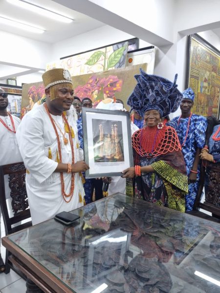 Aláyélúwà Oba Olusola Idris Adebowale Lamidi-Osolo, Otenibotemole II, the Olofin Adimula Oodua of Ado-Odo kingdom, Àwórìland paid a royal visit to the iconic Nike Arts Gallery located in Ikate, Lekki Lagos
