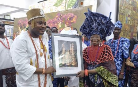 Aláyélúwà Oba Olusola Idris Adebowale Lamidi-Osolo, Otenibotemole II, the Olofin Adimula Oodua of Ado-Odo kingdom, Àwórìland paid a royal visit to the iconic Nike Arts Gallery located in Ikate, Lekki Lagos