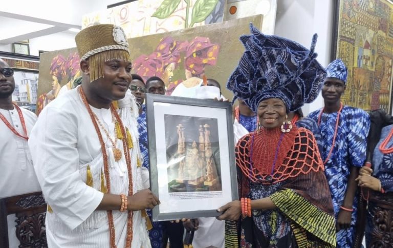 Aláyélúwà Oba Olusola Idris Adebowale Lamidi-Osolo, Otenibotemole II, the Olofin Adimula Oodua of Ado-Odo kingdom, Àwórìland paid a royal visit to the iconic Nike Arts Gallery located in Ikate, Lekki Lagos