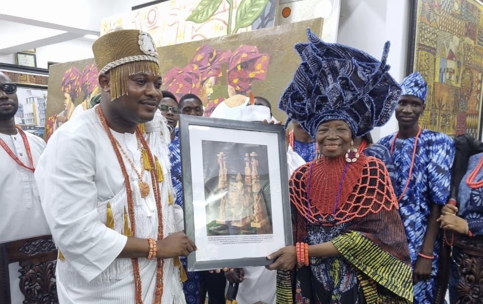 Ogun monarch, Olofin Adimula presents historic photo at Nike Arts Aláyélúwà Oba Olusola Idris Adebowale Lamidi-Osolo, Otenibotemole II, the Olofin Adimula Oodua of Ado-Odo kingdom, Àwórìland paid a royal visit to the iconic Nike Arts Gallery located in Ikate, Lekki Lagos
