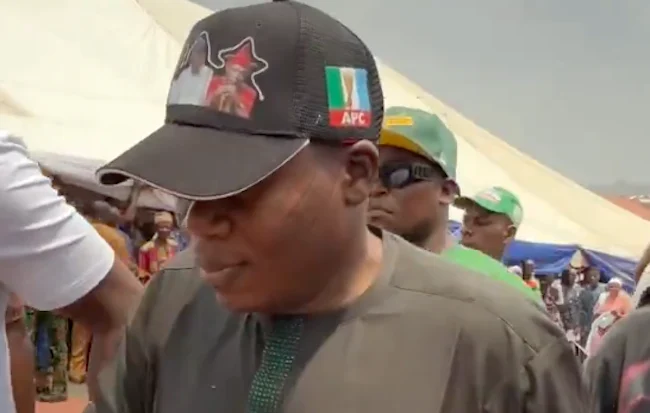 Sunday Igboho spotted wearing APC cap at Olubadan’s ramadan lecture, sparks social media debate Sunday Igboho wearing an APC face cap while greeting Olubadan Rasheed Ladoja at the Ramadan lecture in Ibadan.